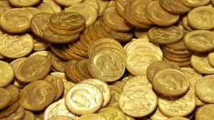 Gold News: కాళ్లకు తగిలిన రూ.2.5 కోట్ల బంగారం.. అదృష్టం అంటే ఈ జంటదే సామీ..