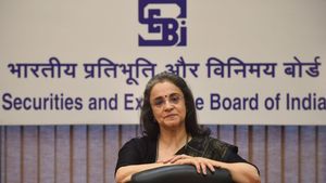 SEBI News: కొరఢా ఝుళిపించిన సెబీ.. ఫిన్‍ఫ్లూయెన్సర్స్ బ్యాన్, కోట్లు తిరిగి చెల్లించాలంటూ..