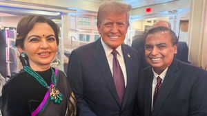 ప్రైవేట్ పార్టీలో ట్రంపు మామని కలిసిన అంబానీ జంట.. ఫోటోలు వైరల్.. వీరికి లింక్ ఏంటి ?