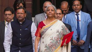 బంగారు అంచుతో క్రీమ్ కలర్ చీరలో ఆర్థిక మంత్రి..  దీని ప్రత్యేకత ఏంటో తెలుసా...