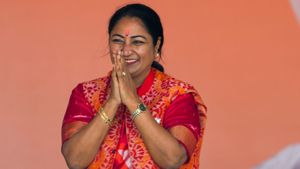 ఢిల్లీ సీఎం రేఖా గుప్తా ఏ కంపెనీలలో పెట్టుబడి పెట్టారు ? గత 5 ఏళ్లలో ఆమె ఆదాయం  ఎంతంటే...