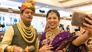 2 వేలు తగ్గిన బంగారం.. పెళ్లిళ్ల సీజన్లో కస్టమర్ల కళకళ..  తులం ధర ఎంతంటే?