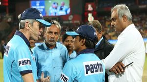 ఐపీఎల్‌ అంపైర్ జీతం ఎంతో తెలుసా.. సాఫ్ట్ వేర్ ఉద్యోగులకు మించి సంపాదన.. 