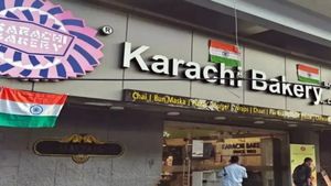 హైదరాబాద్‌లో 'కరాచీ బేకరీ' రగడ: పాకిస్తానీ బ్రాండ్ అంటూ నిరసనలు.. క్లారిటీ ఇచ్చిన ఓనర్.. 