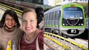 లగ్జరీ కారును రోడ్డు మధ్యలో వదిలేసి మెట్రో ఎక్కేసిన బిలియనీర్, బెంగుళూరు ట్రాఫిక్‌పై సంచలన వ్యాఖ్యలు 