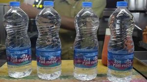 షాకింగ్ అంటే ఇదే.. రైలులో వాటర్ బాటిల్స్ అమ్మడం ద్వారా రూ.394.04 కోట్లు సంపాదించిన IRCTC 