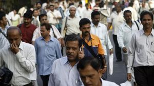 దేశంలో మధ్యతరగతి జీవులు ధనవంతుల్లా నటిస్తూ బతుకుతున్నారు..అందుకే వారు ఎప్పుడూ కిందనే..