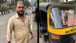 ఈ ఆటో డ్రైవర్ సంపాదన నెలకు రూ. 8 లక్షలు, అది ఆటోను ఉన్నచోటు నుండి కదల్చకుండా.. 