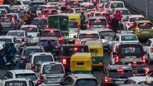 పాత కార్లు మళ్లీ రోడ్ల మీదకు..ఇంధన నిషేధం రద్దు నిర్ణయాన్ని వెనక్కి తీసుకున్న ఢిల్లీ ప్రభుత్వం