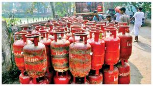 గుడ్ న్యూస్...జూలై మొదటి రోజే గ్యాస్ సిలిండర్ ధరలు తగ్గింపు..ఎంతో తెలుసా..?