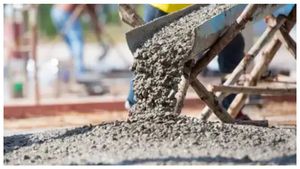 డెక్కన్ సిమెంట్స్‌ కొనుగోలు చేయడానికి పోటీ పడుతున్న చెట్టినాడ్ సిమెంట్, జెకె లక్ష్మి 