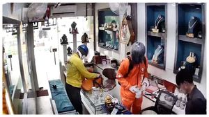 బ్లింకిట్, స్విగ్గీ యూనిఫాంలో దొంగలు..  ఆరు నిమిషాల్లోనే ఆభరణాల షాప్ లూటీ