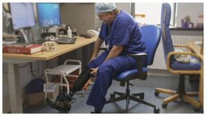 సంచలనం: స్వయంగా కాళ్లు కోసుకుని రూ. 5.4 కోట్ల బీమా కోసం ప్రయత్నించిన డాక్టర్!