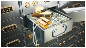 మీ బంగారం లాకర్ లో సురక్షితంగా ఉందా...  ఈ స్టోరీ చదివితే మీకే తెలుస్తుంది