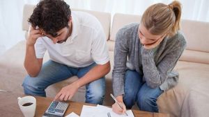 బడాయికి పోయి అప్పుల ఊబిలోకి..మధ్యతరగతి జీవితాలను కబళిస్తున్న EMI ఉచ్చు..