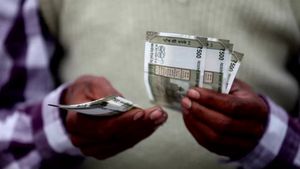 కూలోడి కొడుకు ఆకలితో పస్తులుండి కోట్లు సంపాదించాడు.. వచ్చే జీతాన్ని పొదుపుగా ఎలా వాడాడో తెలుసా..