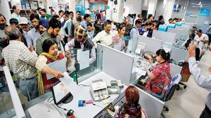 పని ఒత్తిడితో 500 మంది PSB అధికారులు ఆత్మహత్య.. 10 ఏళ్ల నుంచి నిశ్శబ్దంగా బ్యాంకింగ్ రంగ సంక్షోభం