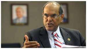 భారత్‌పై ట్రంప్ సుంకాల దాడి.. దేశ ఆర్థిక వ్యవస్థను వెంటనే కాపాడుకోవాలని మాజీ గవర్నర్ హెచ్చరిక