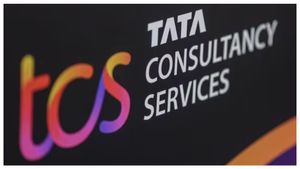 ఫుట్‌పాత్‌పై పడుకున్న ఉద్యోగి ఫోటోపై టీసీఎస్ కంపెనీ స్పందన  ఇదిగో