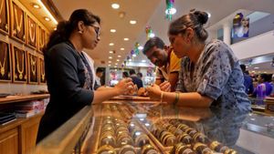 బంగారం కొనుగోలుదారులకు గుడ్ న్యూస్.. తగ్గిన పసిడి ధరలు, ఆగస్టు 14, గురువారం ధరలు ఇవే.