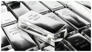 2025లో సిల్వర్ గోల్డ్‌ను దాటేసింది… ఎందుకు గోల్డ్‌ను మించి పోయిందో, ఎక్కడ ఇన్వెస్ట్ చెయ్యాలో తెలుసుకోండి