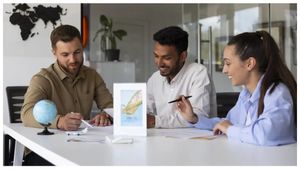 అమెరికాలో భారతీయులు vs అమెరికన్లు నిజంగా ఎవరు ఎక్కువ సంపాదిస్తారు?