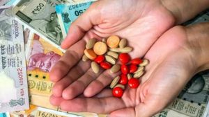 ఆస్పత్రి వ్యూహాలకు బలవుతున్న పేషెంట్లు .. వైద్యం పేరుతో కోట్ల రూపాయలు వెనకేసుకుంటున్న హాస్పిటల్స్ 