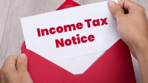 పాన్ కార్డు ఎక్కడబడితే అక్కడ ఇస్తున్నారా.. చిన్న కిరాణా కొట్టు వ్యాపారికి రూ. 141 కోట్ల నోటీసు వచ్చింది మరి..