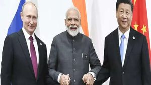 ట్రంప్‌కు చుక్కలు చూపిస్తున్న ముగ్గురూ ఏకమైన ఫోటో.. వెంటనే భారత్‌ మా స్నేహితుడు అంటూ కాళ్లబేరానికి..