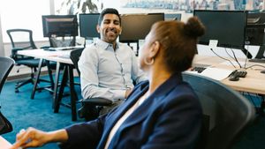 ఇద్దరు స్నేహితులు ఒకే జీతం, ఒకే ఉద్యోగం… కానీ ఎవరు నిజంగా స్వేచ్ఛగా జీవిస్తున్నారు, ఎవరు సంపద సృష్టిస్తున్నారు