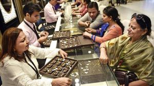 దీపావళికి గోల్డ్ & సిల్వర్ కొనుక్కోవాలనుకుంటున్నారా? అయితే ఇప్పుడే కొనాలా లేక కొన్ని రోజులు ఆగాలా?