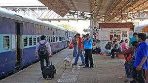 రైలులో సెకండ్ క్లాస్ టికెట్ బుక్ చేసుకుంటే లగేజీ ఎంత వరకు తీసుకెళ్లవచ్చు.. సామాను ఎక్కువైతే ఫైన్ ఎంత కట్టాలి..