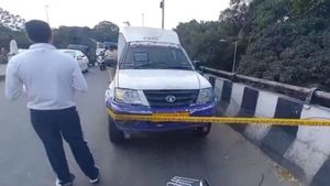 RBI అధికారులమంటూ బురిడీ.. బెంగళూరులో పట్ట పగలు నడిరోడ్డు మీద రూ. 7 కోట్లు దోపిడీ  