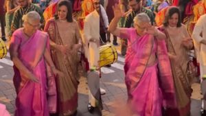 పెళ్లి వేడుకలో స్టెప్పులేసిన సుధా మూర్తి! ట్రెండ్ అవుతున్న వీడియో!