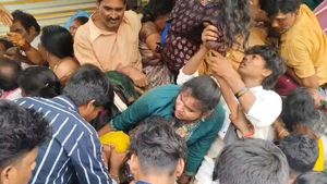 శ్రీకాకుళం కాశీబుగ్గలో విషాదం..వేంకటేశ్వర స్వామి ఆలయంలో తొక్కిసలాట..తొమ్మిది మంది మృతి