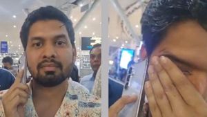 ఇండిగో సంక్షోభం కథలు.. నా ఉద్యోగం తీసేయొద్దని మా బాస్‌కి ఎవరైనా చెప్పండి.. విమానాశ్రయంలో యువకుడి కన్నీళ్లు.. 