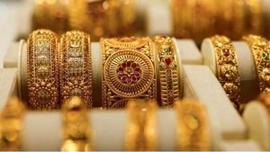 2026లో బంగారం కొనాలా? అమ్మేయాలా? నిపుణుల సలహా ఇదిగో..