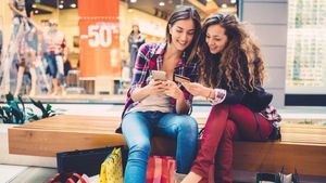 ఇప్పుడు యూత్ ఏం కొంటున్నారో తెలుసా? గ్యాడ్జెట్లు, బట్టలు కాదు.. అసలు విషయం తెలిస్తే షాకవుతారు!