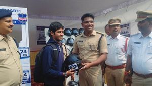 Hyderabad: పోలీసుల దగ్గర హెల్మెట్ అప్పు తీసుకోవచ్చు.. హైదరాబాద్‌లో కొత్త కాన్సెప్ట్‌!
