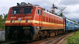 ప్రయాణికులకు IRCTC  గుడ్ న్యూస్... ఈ-ప్యాంట్రీ సర్వీసుతో రైళ్లలో మీ సిటు వద్దకే భోజనం.. 