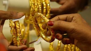 దూసుకొస్తున్న పెళ్లిళ్ల సీజన్‌..  బంగారం కొనుగోలు చేయాలనుకునే వారికి నిపుణులు కీలక చిట్కాలు.. 
