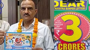 Cab Driver: ప్రయాణికులను దింపడానికి వెళ్లి.. రూ. 3 కోట్లు గెలుచుకున్న క్యాబ్ డ్రైవర్..