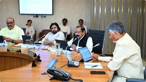 అమరావతి, తిరుపతిపై చంద్రబాబు కీలక నిర్ణయం..ఆరు నెలల్లో మాస్టర్ ప్లాన్ సిద్ధం చేయాలని అధికారులకు ఆదేశాలు.. 