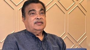 నితిన్ గడ్కరీ రాజీనామా చేయాలంటూ కొత్త ఉద్యమం.. స్వచ్ఛమైన పెట్రోల్ మా హక్కు అంటూ పుట్టుకొచ్చిన E20 జనతా పార్టీ