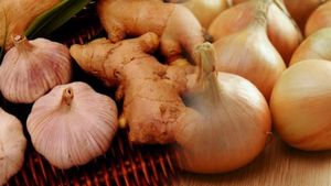 Onion Price: భారీగా పెరుగుతోన్న ఉల్లి, వెల్లుల్లి ధర.. వంట నూనె ధరలు కూడా భారీగానే..