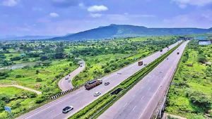 వరంగల్, కరీంనగర్ వాసులకు గుడ్ న్యూస్.. అక్టోబర్‎లో గ్రీన్ ఫీల్డ్ హైవే  ప్రారంభం..!