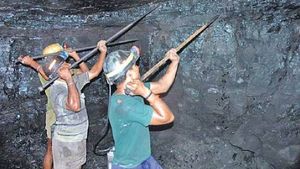 Singareni: గుడ్ న్యూస్.. వారి బ్యాంక్ ఖాతాల్లో జమ కానున్న రూ. 1,53,913..!