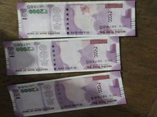 2000 ನೋಟಿನಲ್ಲಿ ಗಾಂಧಿ ಭಾವಚಿತ್ರ ಕಾಣೆ!