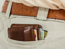 ಪರ್ಸ್/ವಾಲೆಟ್ ನಲ್ಲಿ ಈ ವಸ್ತುಗಳನ್ನು ಇಟ್ಟುಕೊಳ್ಳಬೇಡಿ...