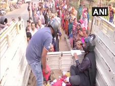 ಬಿಹಾರದಲ್ಲಿ ಹೆಲ್ಮೆಟ್ ಧರಿಸಿ ಈರುಳ್ಳಿ ಮಾರಾಟ: 1 ಕೆಜಿಗೆ 35 ರುಪಾಯಿ ಮಾತ್ರ